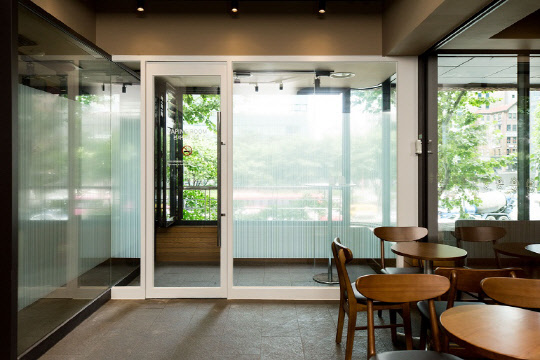 필립모리스가 커피빈과 MOU를 맺고 커피빈 매장 내에 전자담배 전용 공간을 설치한다. <한국필립모리스 제공>